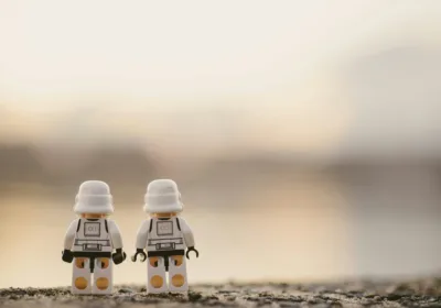 two white Lego minifigures